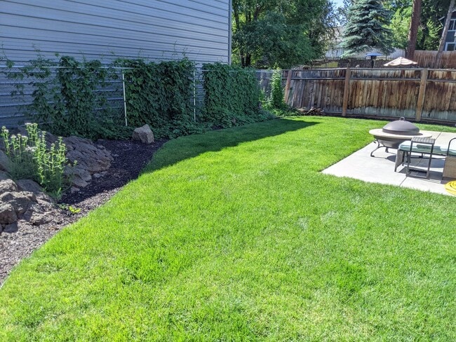 Building Photo - 3 Bed, 2 Bath Single Level Home in SE Bend...