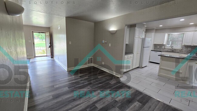 Building Photo - 3 Bedroom MWC w/Flex room!