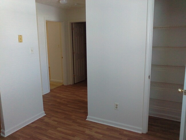 Building Photo - 2 Bedrooms 1 Bath - Downstairs unit