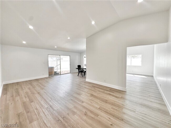 Building Photo - 401 Holcomb
