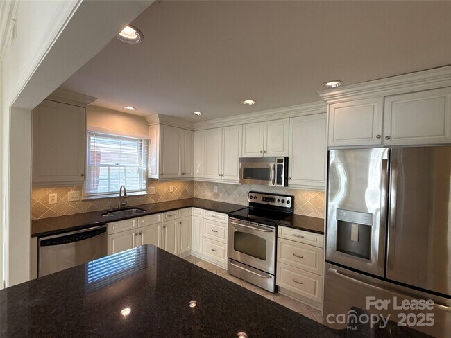 Building Photo - 1016 Queens Rd