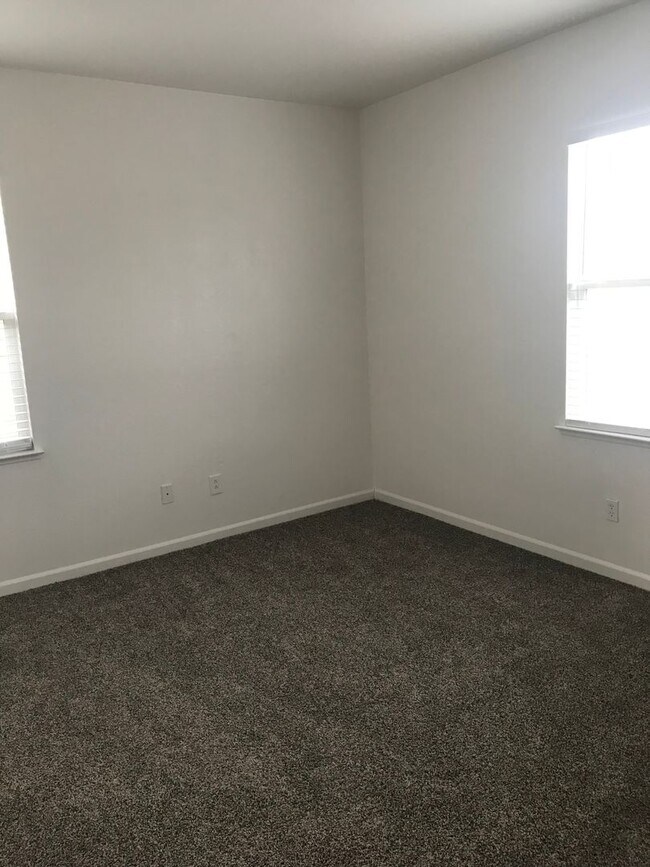 Building Photo - 4BR|2.5BA Townhome w/Garage|Yard|Water |Se...