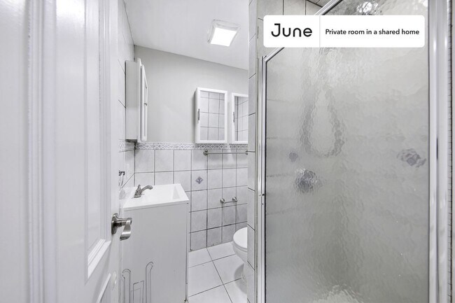 Building Photo - Room in Shared 5 bed/2 bath home