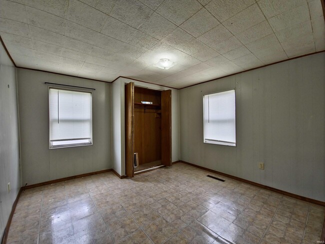 Building Photo - 108 S Oak St