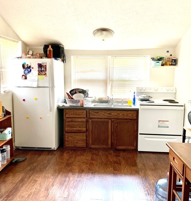 Building Photo - ONE BED APT, available August 2026! Located just south of downtown!