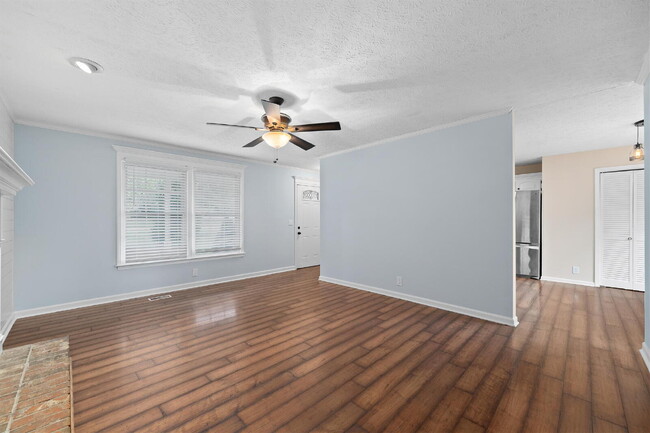 Building Photo - Huge Corner Lot in Glen Oaks!