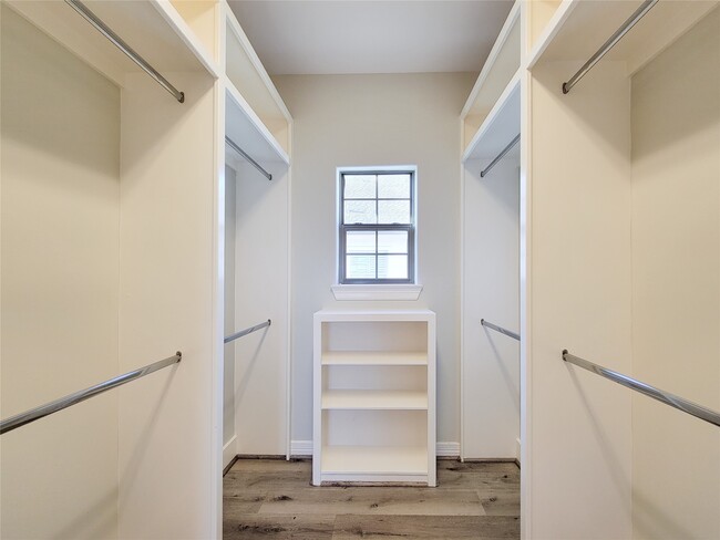 Building Photo - 2416 La Branch St