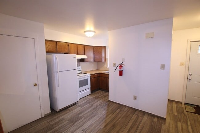 Building Photo - Spacious & Well-Maintained Home