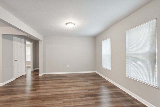 Building Photo - 3BR/2BA Downtown House Walking Distance to...