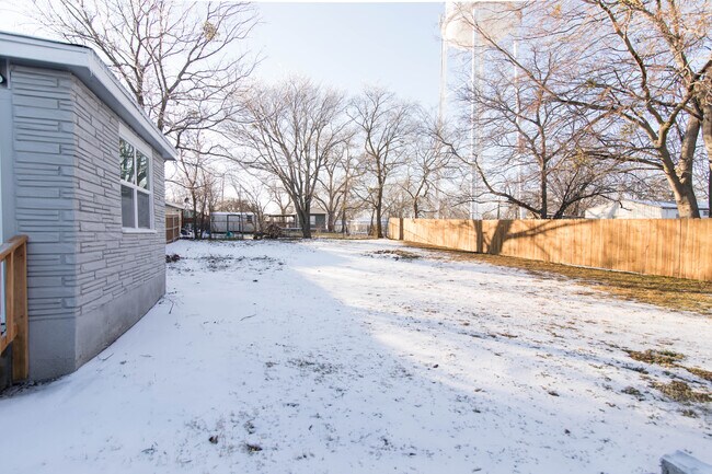 Building Photo - 305 W Sherman St