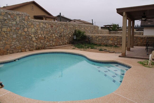 Building Photo - 336 Emerald Woods St