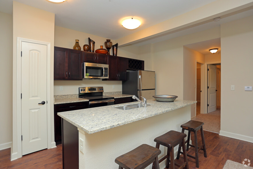 2BR - 862SF - Kitchen - Anderson House Luxury Apartments