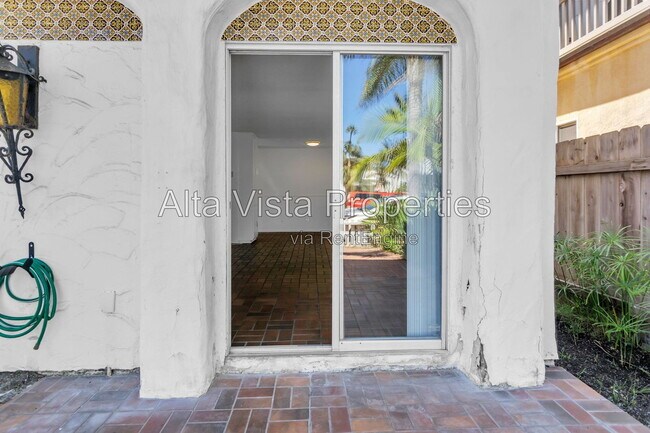 Building Photo - 325 Rosemont St