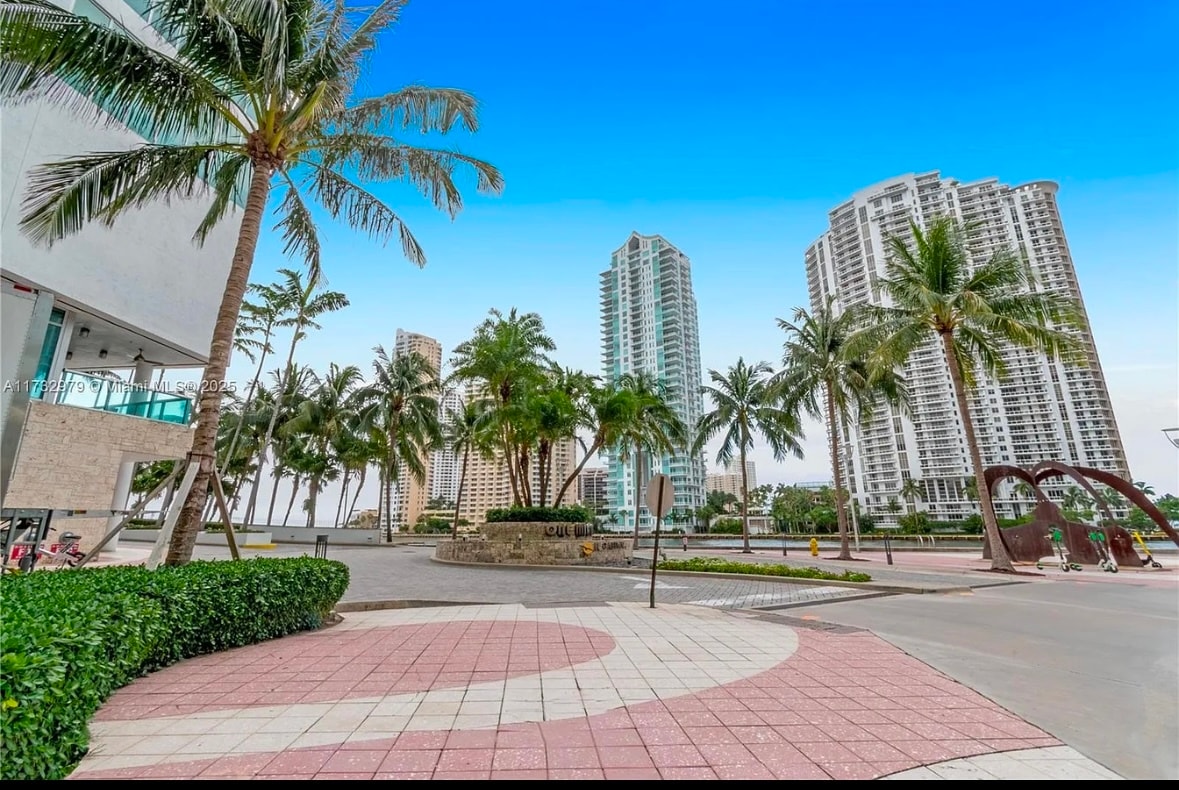 Downtown Miami - 325 S Biscayne Blvd