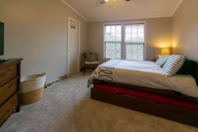 Building Photo - Views and relaxation await - Nearby Asheville