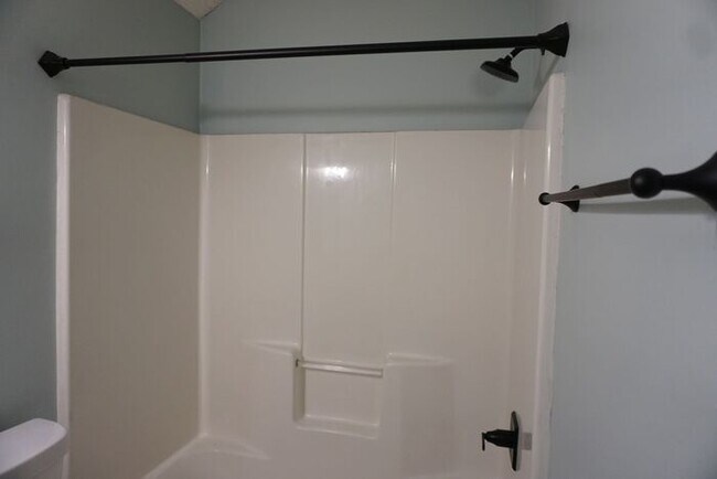 Building Photo - 3 Bedroom 2 Bathroom home with Garage Near...