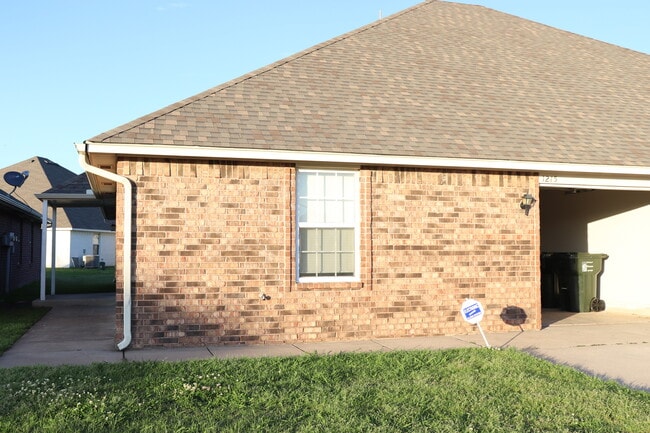 Primary Photo - 1215 Eastgate Dr