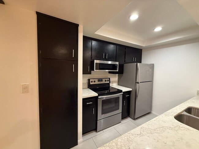 Building Photo - Mission Plaza 2/2 Great amenities & location