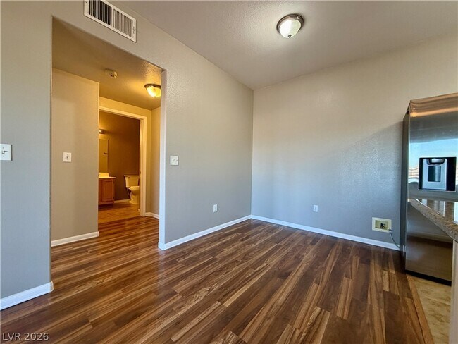 Building Photo - 5650 E Sahara Ave