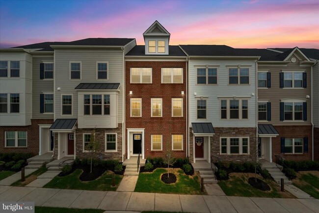 Building Photo - 705 Sawback Sq NE