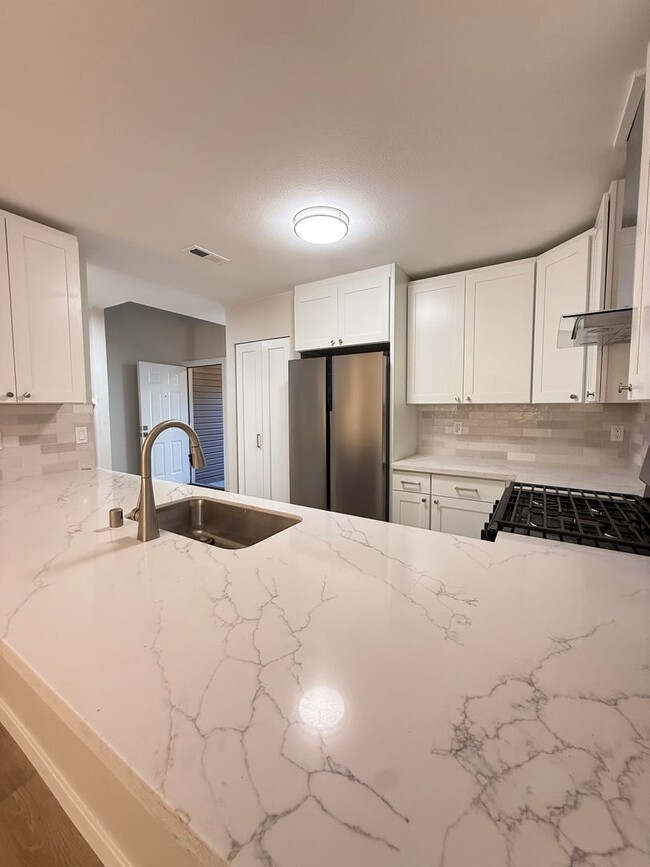 Building Photo - Fully Remodeled Silver Firs Townhome for R...