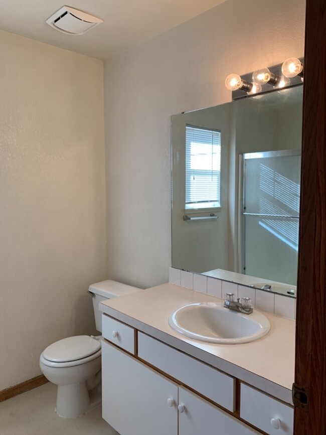 Building Photo - STUDENTS WELCOME! 4 Bed 2 Bath House 1 Blo...