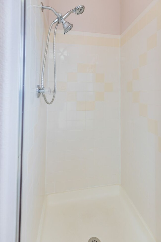 Building Photo - Inviting 3 Bed 2 Bath - Pet Friendly!