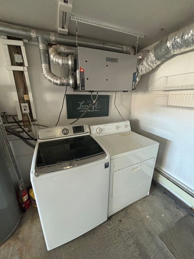 Building Photo - 2 Bedroom / 1 Bathroom / Washer & Dryer in...