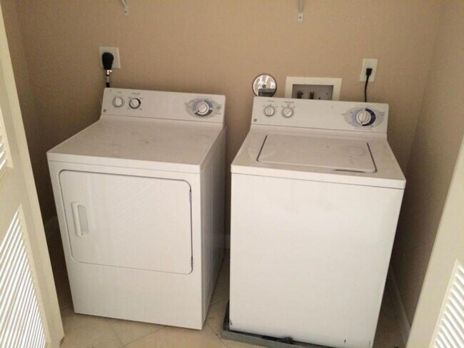 Building Photo - 590 Amador Ln