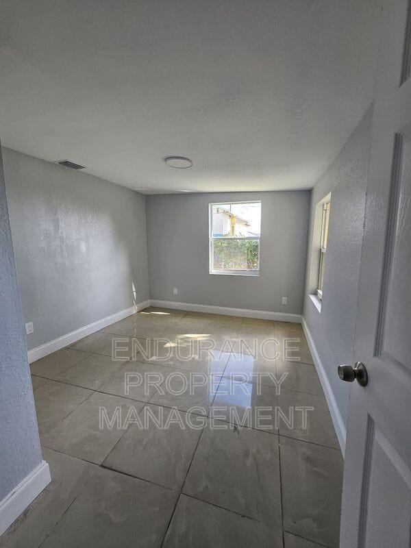 Building Photo - 809 W 5th St