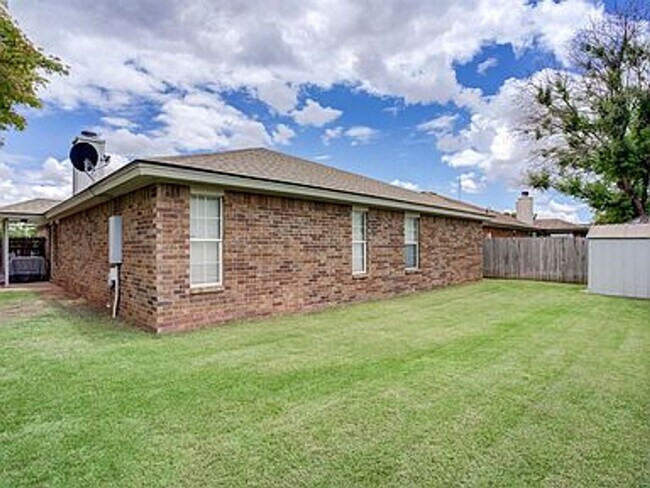 Building Photo - Fantastic 4 Bedroom 2 Bathroom house in So...