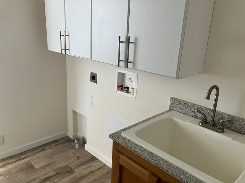 Building Photo - 350 Riviera Dr