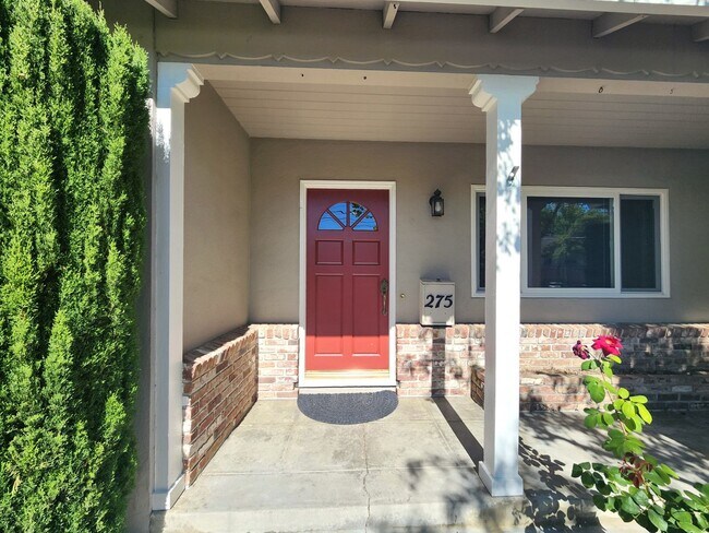 Building Photo - Charming 2 Bedroom, 2 Bathroom Home in Redwood City
