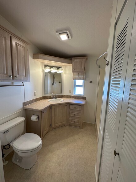 Building Photo - 547 Lake Dr