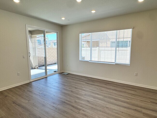 Building Photo - For Lease | Spacious 4-Bed + Den & Loft | ...