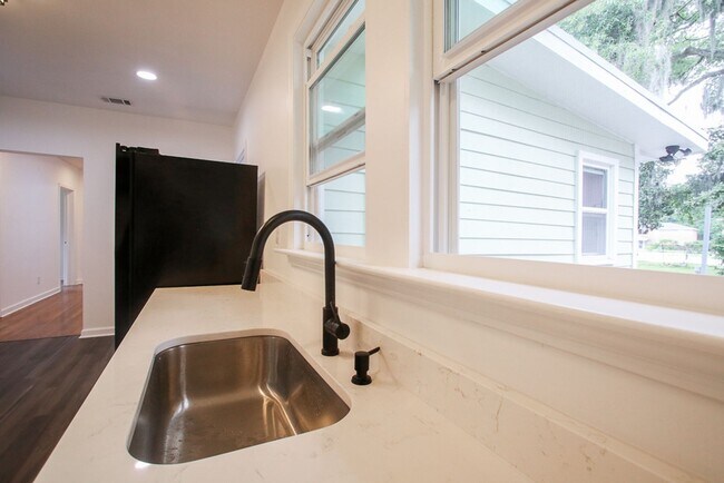 Building Photo - Spacious 4 Bedroom, 2.5 Bath Home in Savan...