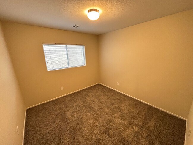 Building Photo - Beautiful 3 bedroom / 2.5 bath home!