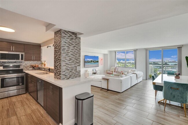 Building Photo - 10000 W Bay Harbor Dr