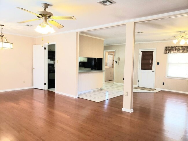 Building Photo - Spacious Corner Property!