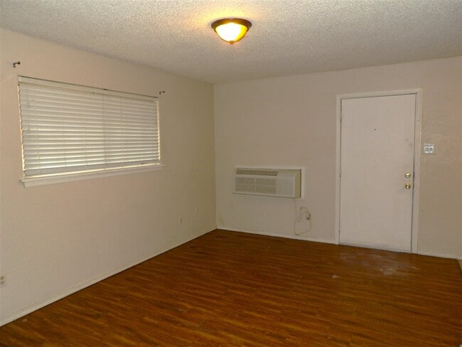 Building Photo - 6405 NW Oak Ave