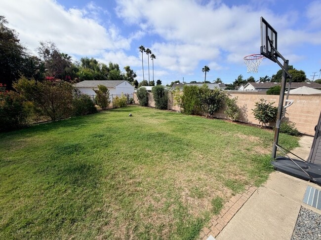 Building Photo - 2642 Davis Pl