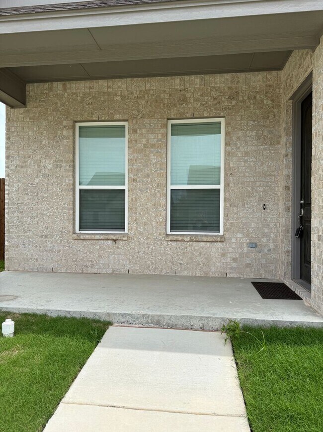 Building Photo - 3/2/2 Open concept and conveniently located for commuters