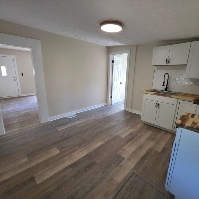 Building Photo - Single Family Ranch 2 beds 1 bath FOR RENT!