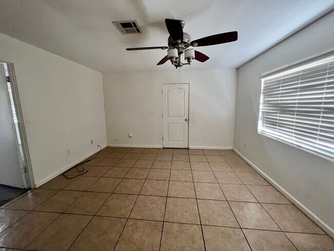 Building Photo - 5 Bedroom 2 Bath - Close to 29 Palms Marin...