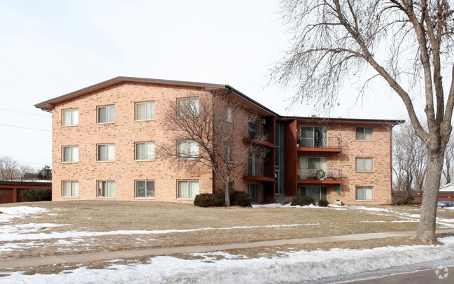 Building Photo - 4471-4661 Independence Ave N