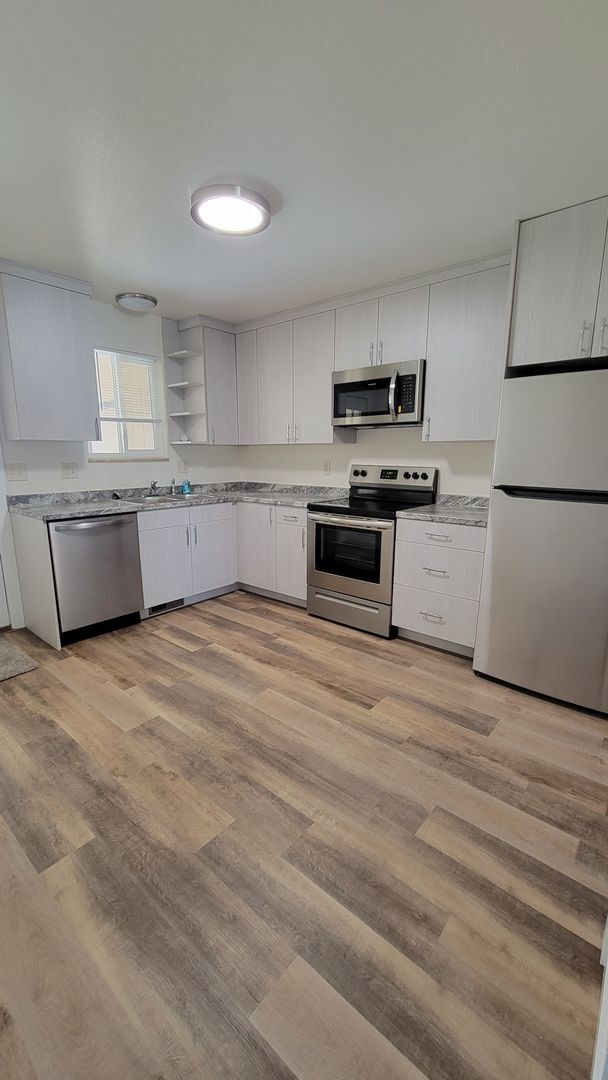 Building Photo - 2 Bdrm Duplex