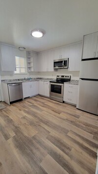 Building Photo - 2 Bdrm Duplex