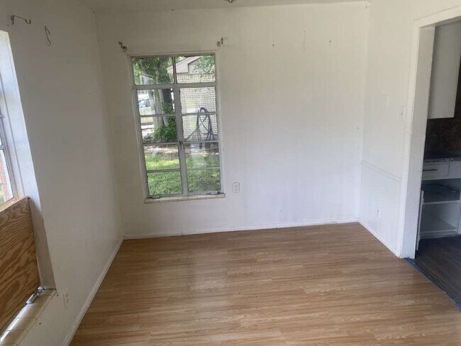 Building Photo - 121 E Riverwood Dr