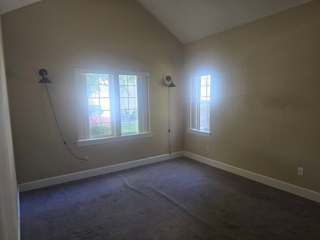 Building Photo - 3 bed 2 bath Home for Rent in Grants Pass