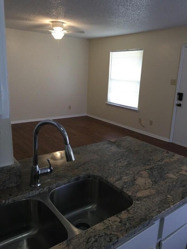 Building Photo - Available now. END 4PLEX TOWNHOME, 2 BR/1....